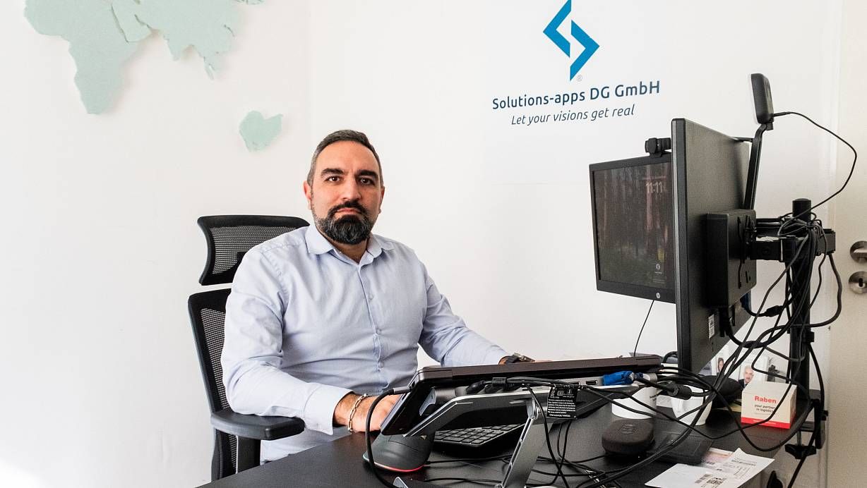 Hamed Rahimi Darehchi, Gründer von Solutions-Apps, im Büro in Bielefeld